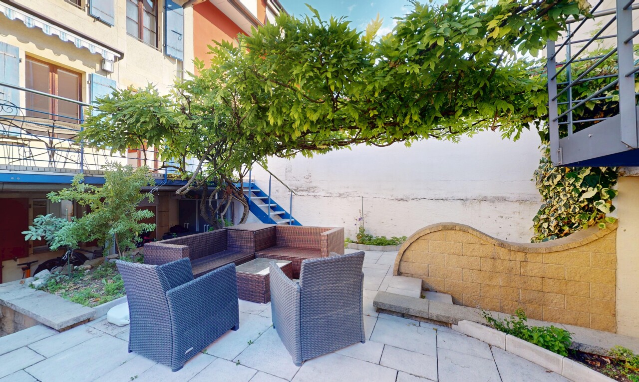 terrasse avec espace de vie extérieur, terrasse, et day time