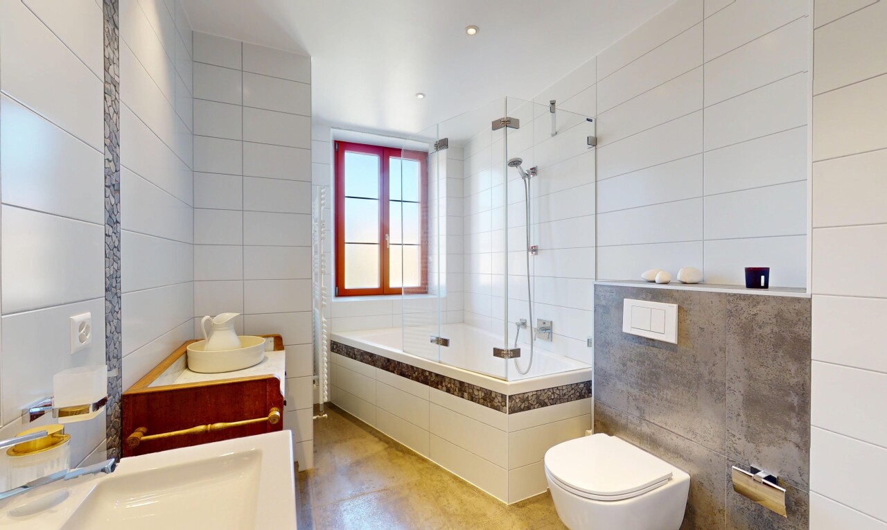 salle de bains avec tile wall, mur en carrelage, douche-bain combinés, salle de bain complète, et tile tub