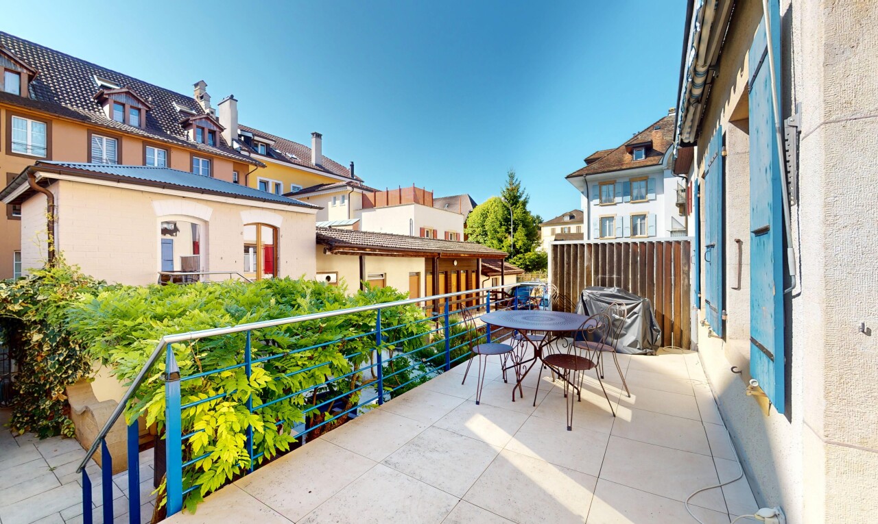 balcon avec day time, coin repas extérieur, balcon, vue résidentielle, et residential view