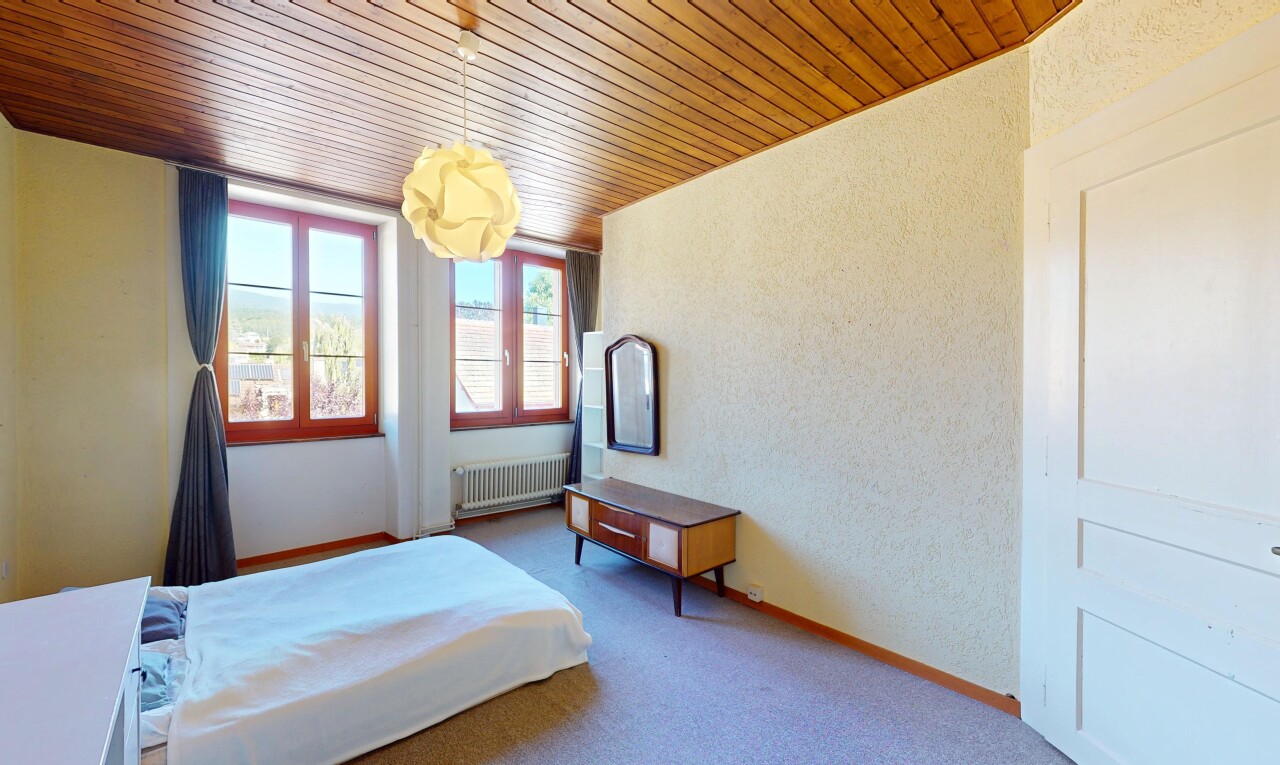 chambre avec carpet, moquette, natural light, lumière naturelle, et inside property