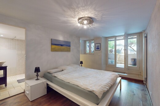 chambre avec sol en finition bois, wood finish floor, inside property, lumière naturelle, et natural light