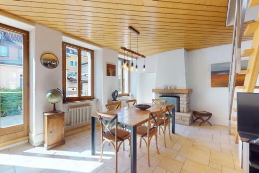 salle à manger avec inside property, natural light, lumière naturelle, radiateur, et drywall