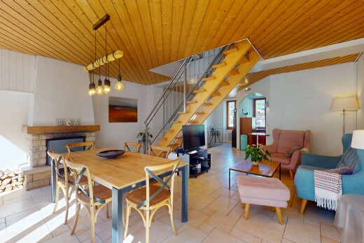 wohn- / esszimmer mit inside property, wood ceiling, holzdecke, natural light, und natürliches licht