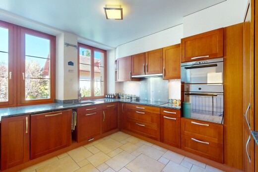 cuisine avec natural light, lumière naturelle, armoires de style shaker, armoires marron moyen, et four double