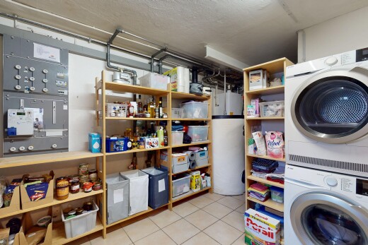 garde-manger avec lave-linge et sèche-linge superposés et chauffe-eau