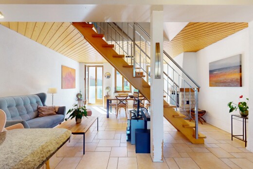 wohnzimmer mit drywall, gipskartonwand, natural light, natürliches licht, und treppen