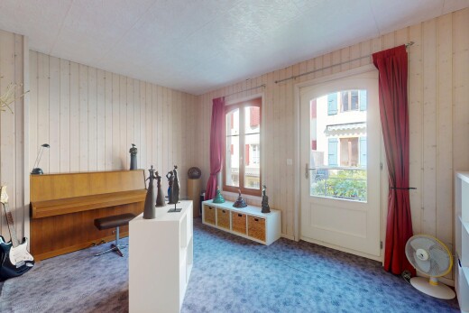 espace intérieur avec inside property, moquette, carpet, lumière naturelle, et natural light