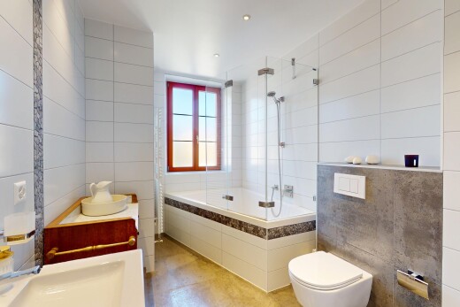 salle de bains avec tile wall, mur en carrelage, douche-bain combinés, salle de bain complète, et tile tub