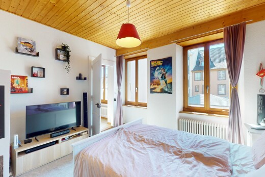 chambre avec télévision, inside property, natural light, lumière naturelle, et drywall