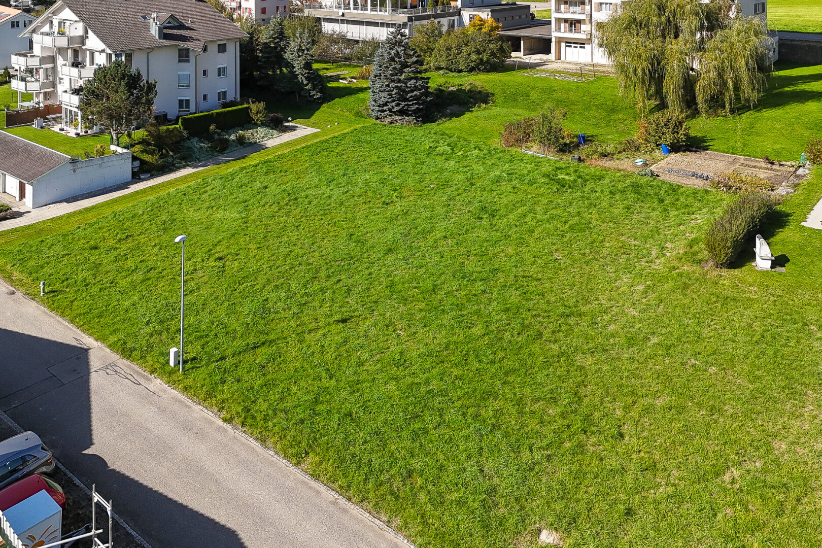 garden featuring a residential view