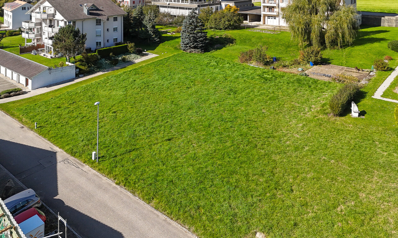 garden featuring a residential view