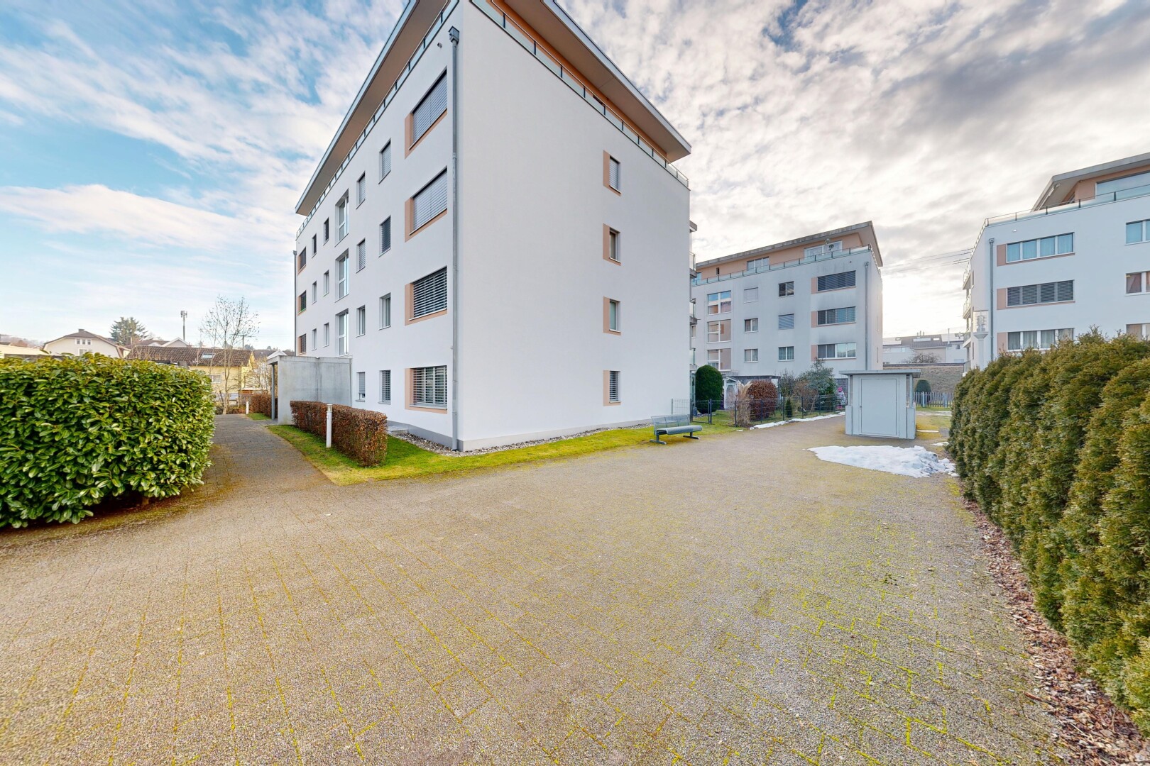 extérieur du bâtiment avec vue sur le complexe d'appartements, apartment complex view, day time, et from community