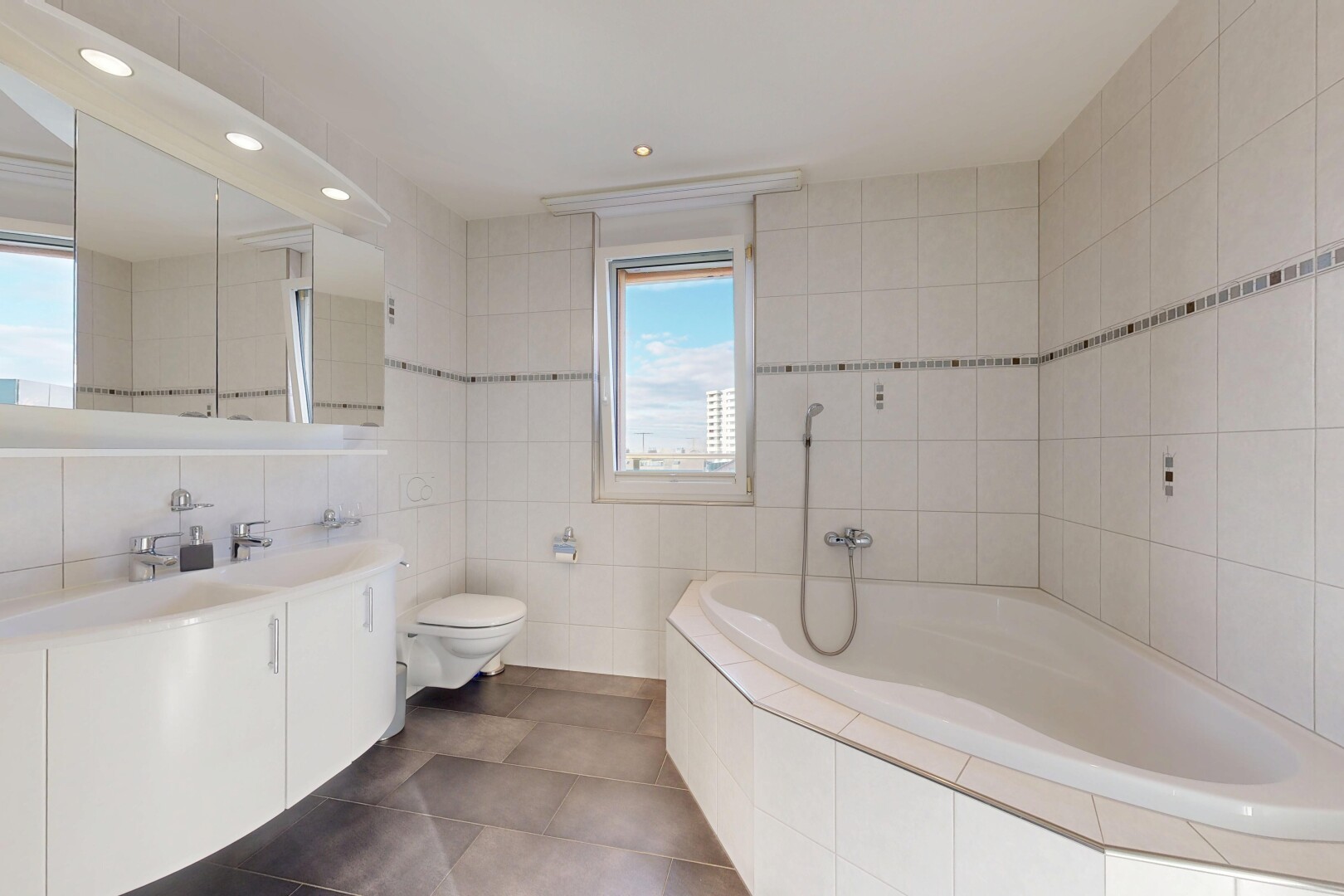 salle de bains avec mur en carrelage, tile wall, salle de bain complète, lavabo (ou coiffeuse selon le contexte), et bain