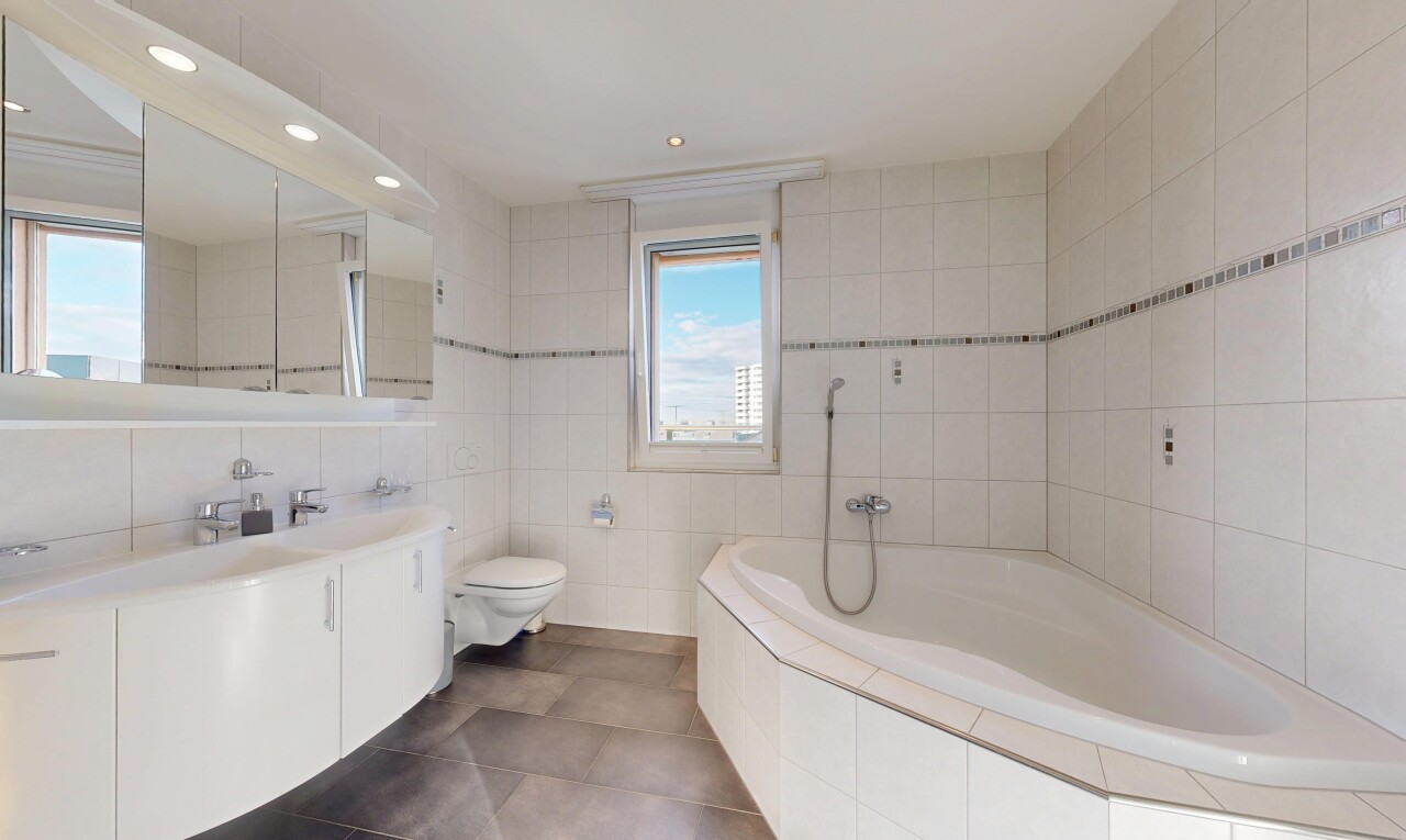 salle de bains avec mur en carrelage, tile wall, salle de bain complète, lavabo (ou coiffeuse selon le contexte), et bain
