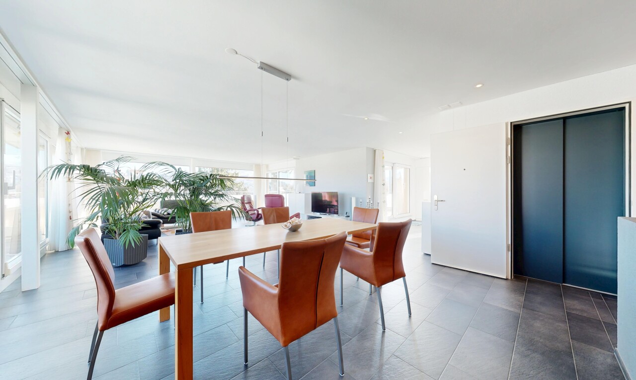 salle à manger avec inside property, lumière naturelle, natural light, et télévision
