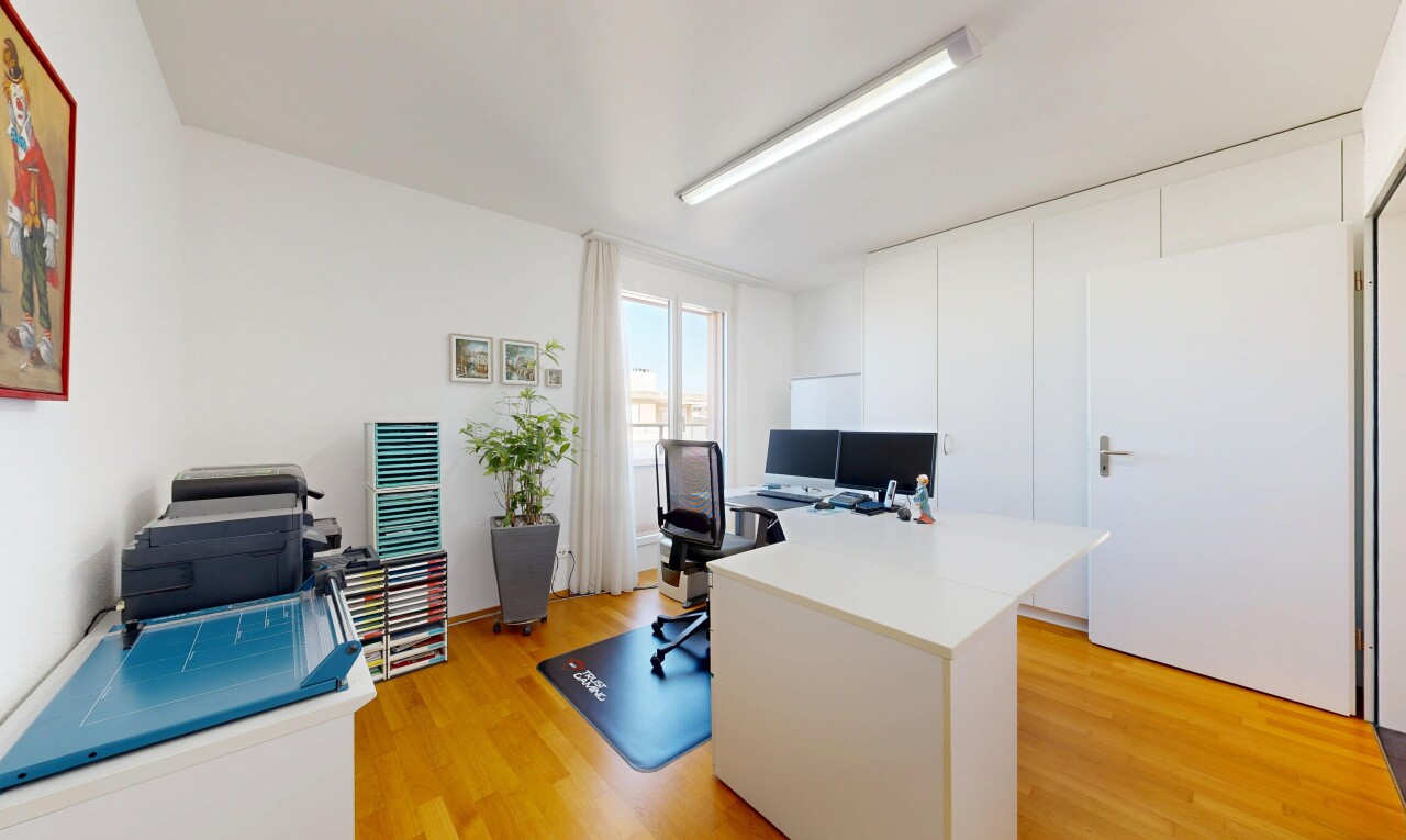bureau avec espace bureau, sol en finition bois, wood finish floor, light floor, et inside property