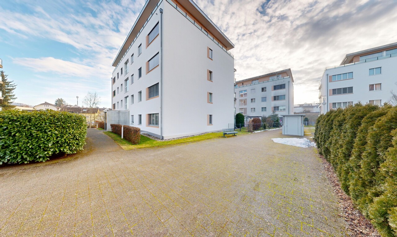 extérieur du bâtiment avec vue sur le complexe d'appartements, apartment complex view, day time, et from community