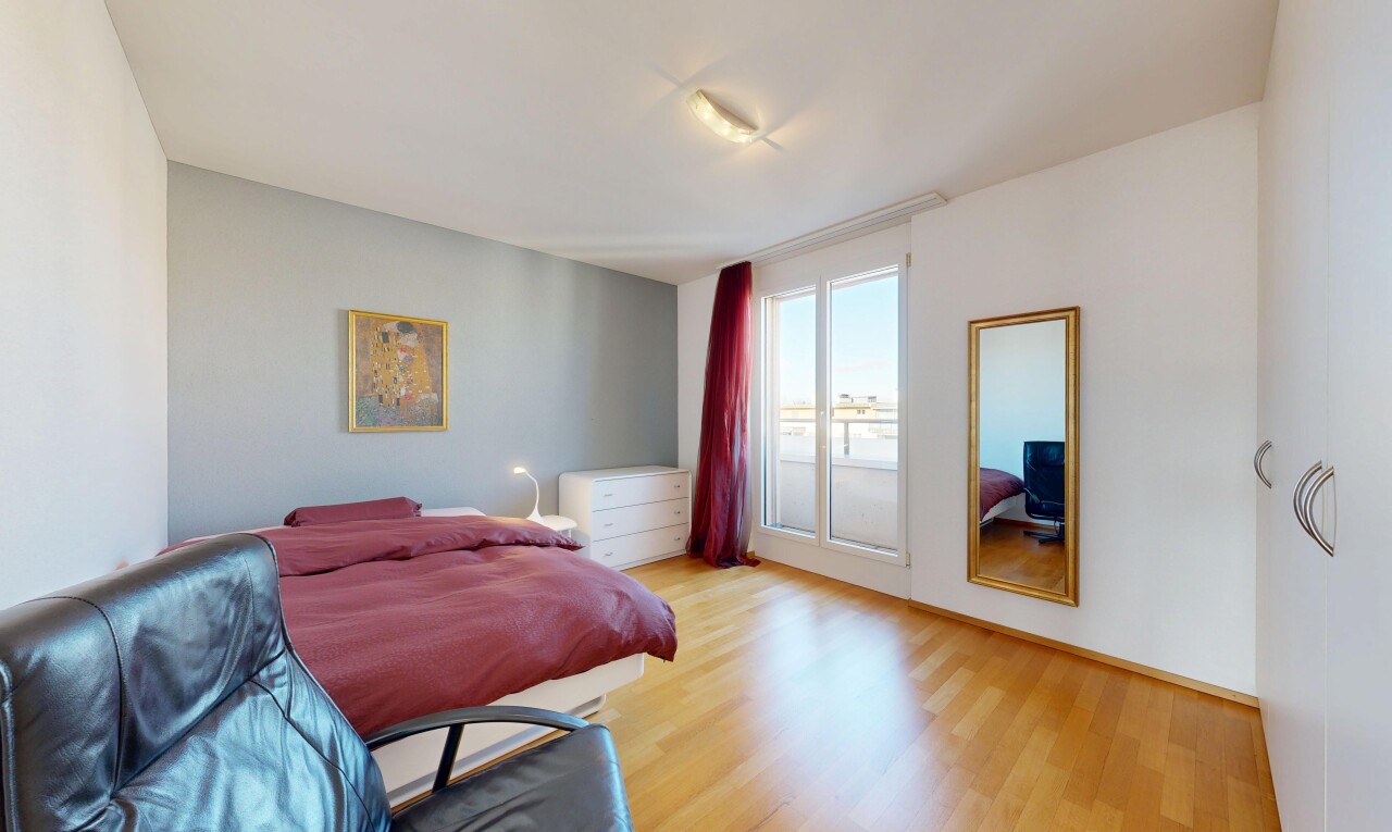 chambre avec drywall, cloison sèche, inside property, wood finish floor, et sol en finition bois