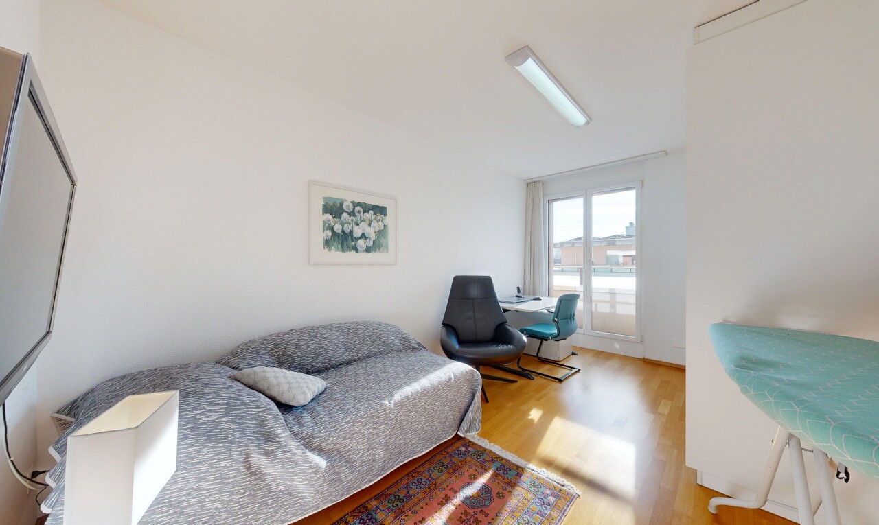 chambre avec sol en finition bois, wood finish floor, lumière naturelle, natural light, et cloison sèche