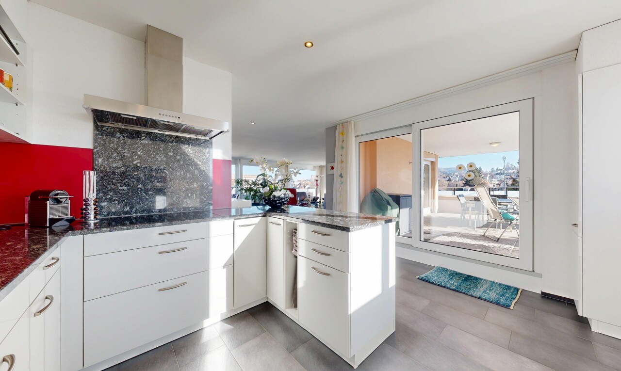 cuisine avec armoires blanches, white cabinets, hotte, plans de travail en pierre, et stone countertops