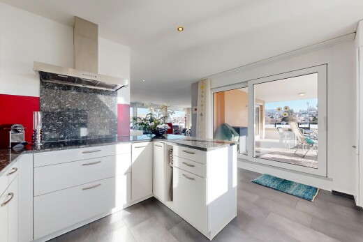 cuisine avec armoires blanches, white cabinets, hotte, plans de travail en pierre, et stone countertops