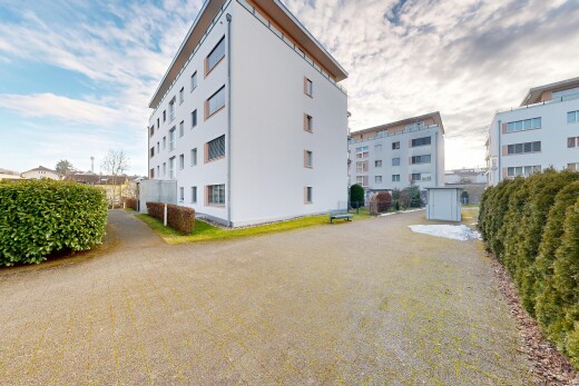 extérieur du bâtiment avec vue sur le complexe d'appartements, apartment complex view, day time, et from community