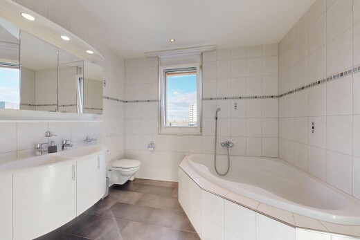 salle de bains avec mur en carrelage, tile wall, salle de bain complète, lavabo (ou coiffeuse selon le contexte), et bain