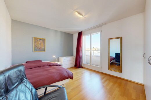 chambre avec drywall, cloison sèche, inside property, wood finish floor, et sol en finition bois