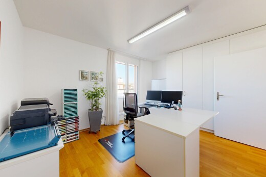 bureau avec espace bureau, sol en finition bois, wood finish floor, light floor, et inside property