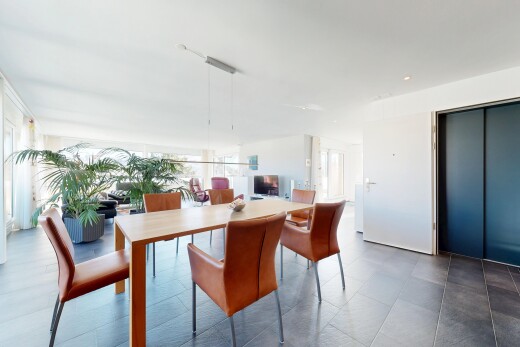 salle à manger avec inside property, lumière naturelle, natural light, et télévision