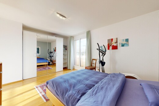 chambre avec wood finish floor, sol en finition bois, drywall, cloison sèche, et natural light