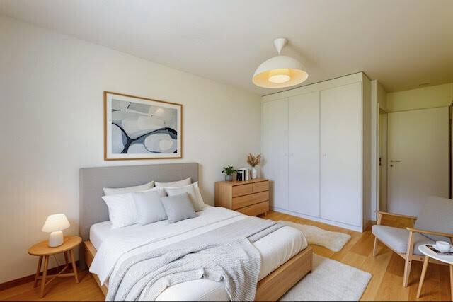 pièce vide avec cloison sèche, drywall, inside property, sol en finition bois, et wood finish floor