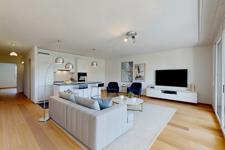 cuisine avec ouvert sur l'espace de vie, bar de cuisine, sol en finition bois, wood finish floor, et armoires blanches
