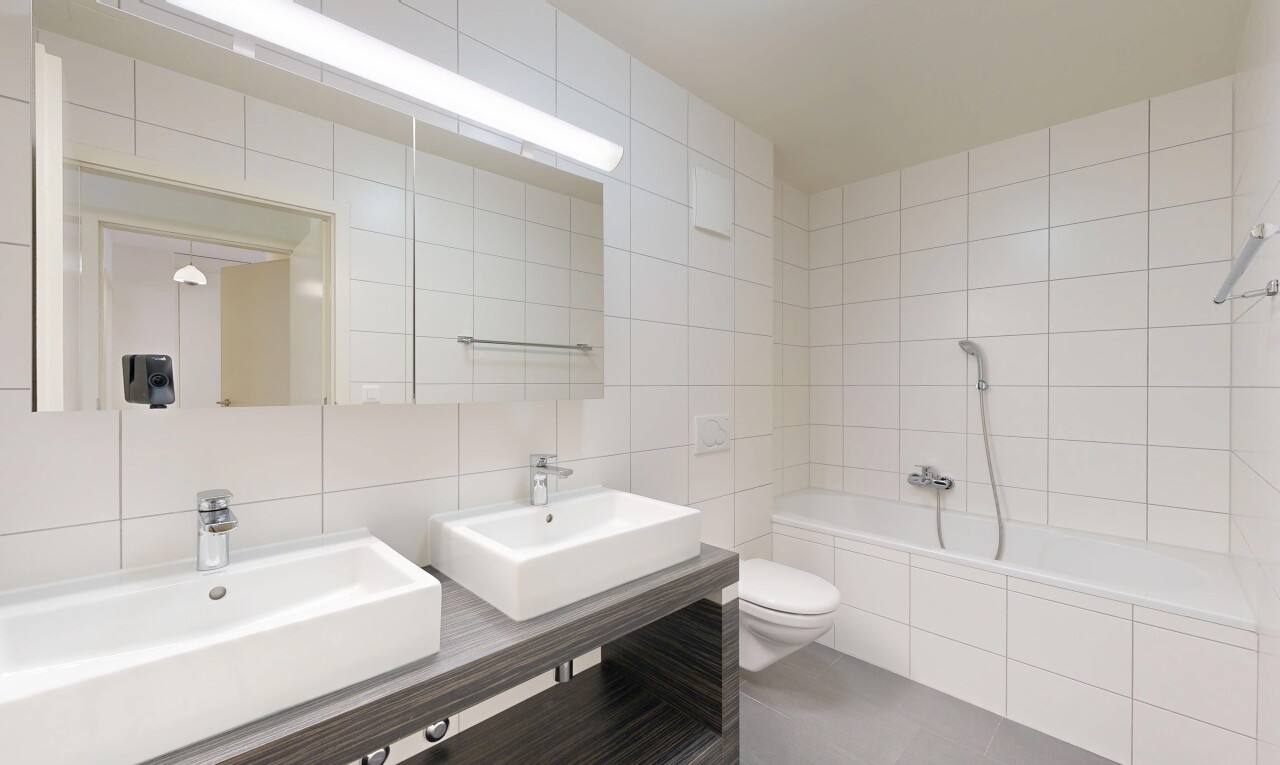 salle de bains avec mur en carrelage, tile wall, salle de bain complète, miroir, et tile tub