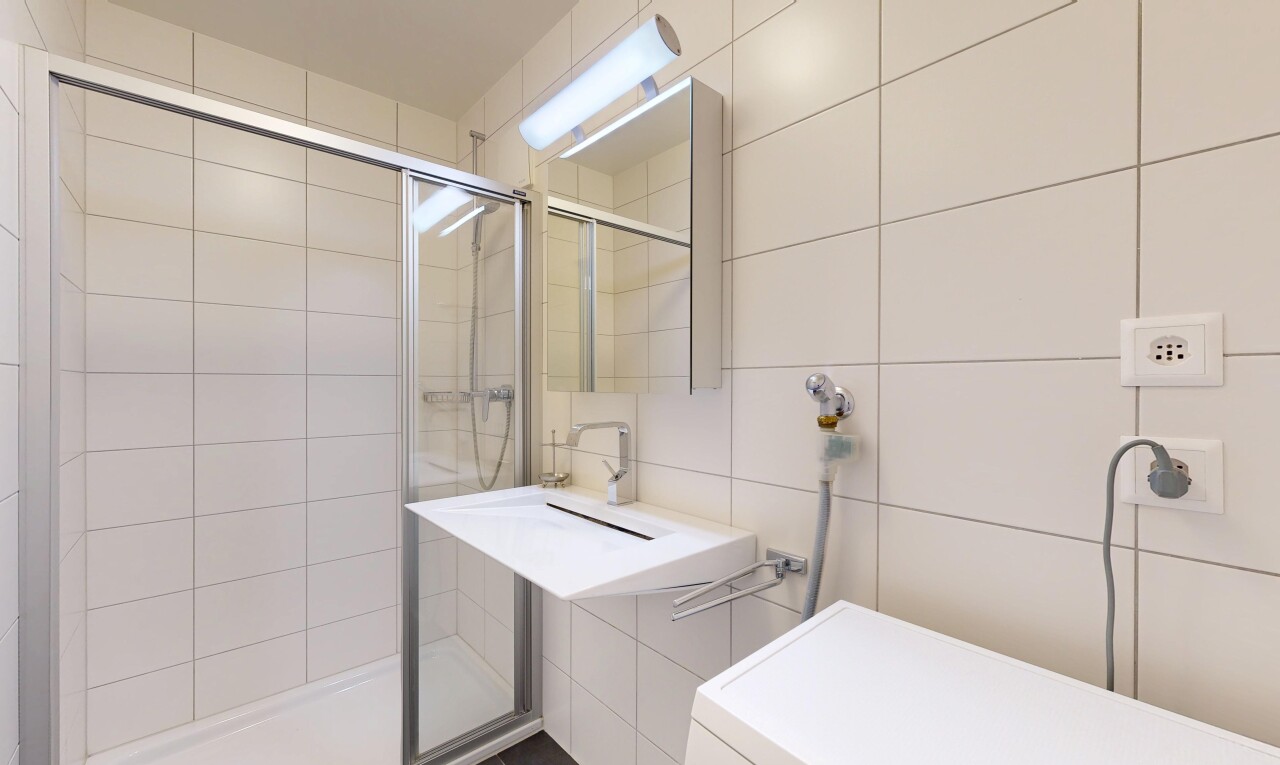 salle de bains avec douche, salle de bain complète, tile shower, inside property, et tile wall