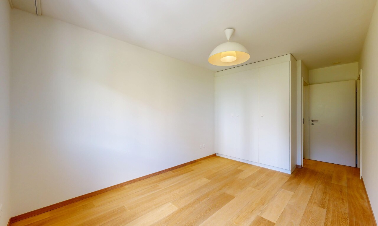 pièce vide avec cloison sèche, drywall, inside property, sol en finition bois, et wood finish floor