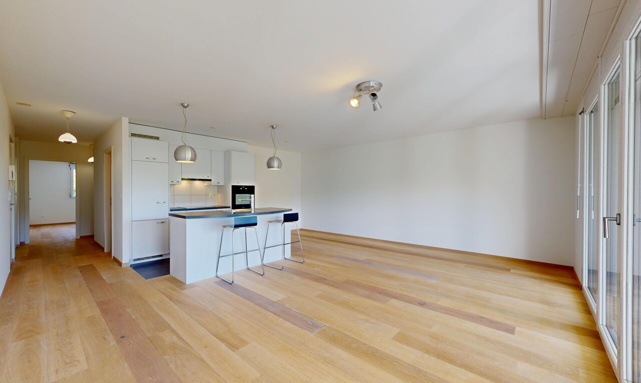 cuisine avec ouvert sur l'espace de vie, bar de cuisine, sol en finition bois, wood finish floor, et armoires blanches
