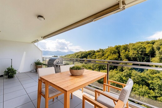 balkon mit terrasse, from property, essbereich im freien, grill, und day time