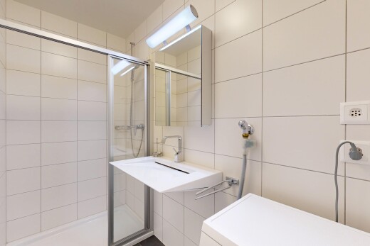 salle de bains avec douche, salle de bain complète, tile shower, inside property, et tile wall