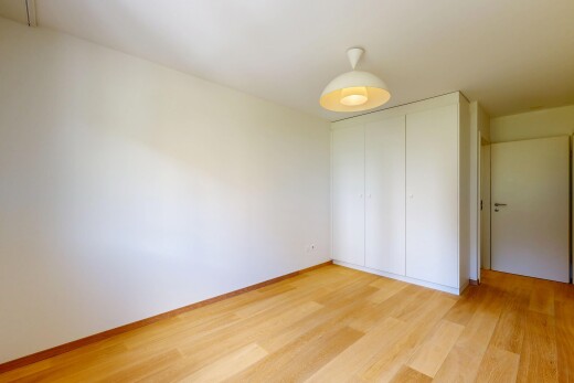 pièce vide avec cloison sèche, drywall, inside property, sol en finition bois, et wood finish floor