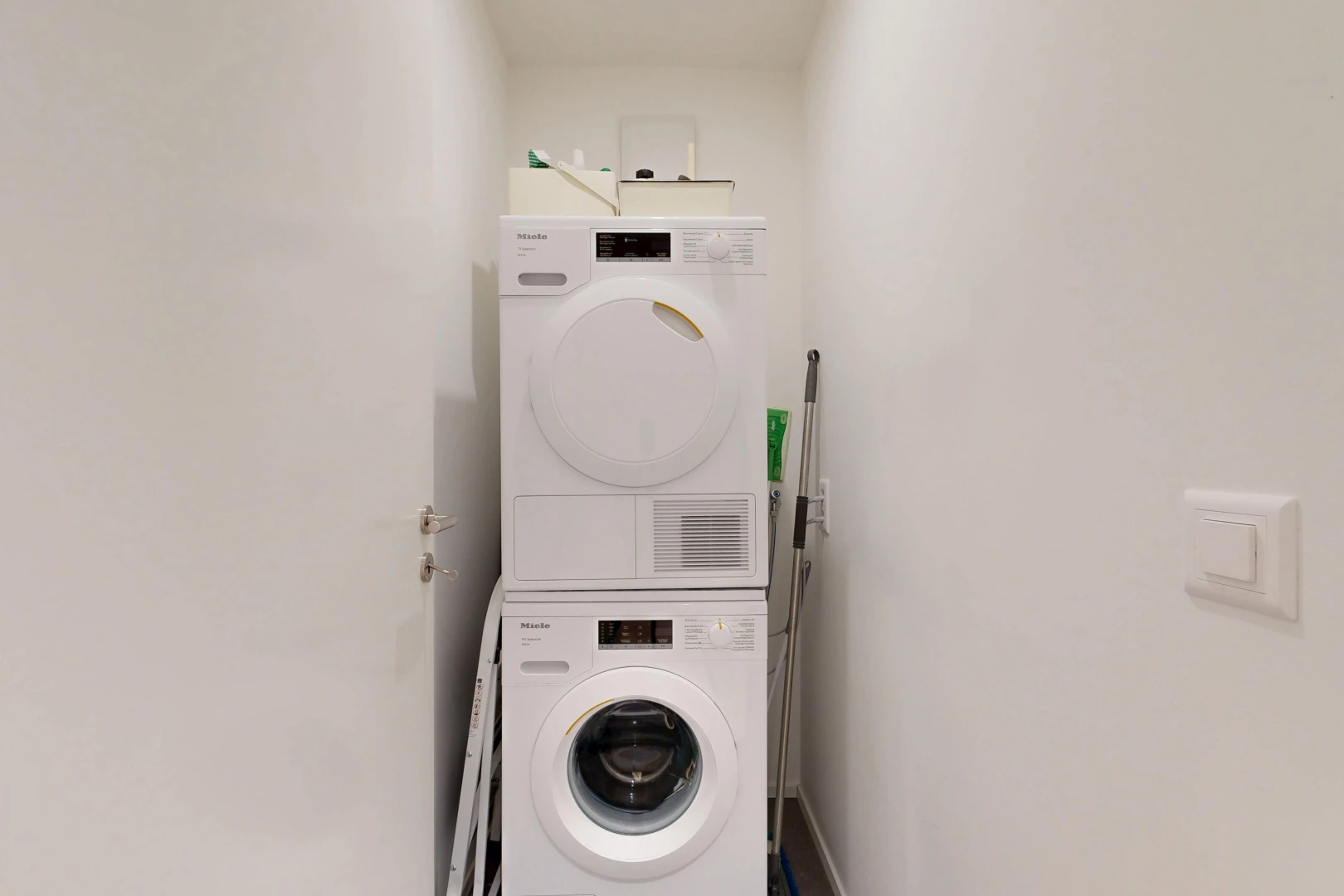 wäschekammer mit waschturm, drywall, gipskartonwand, inside property, und wäscherei