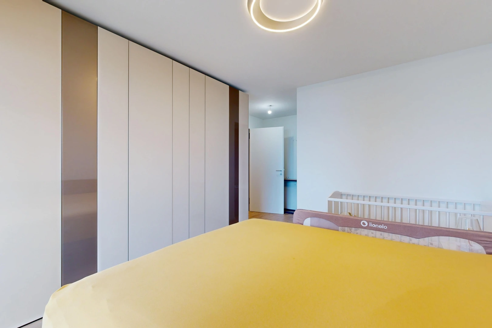 zimmer / schlafzimmer mit gipskartonwand, drywall, und inside property