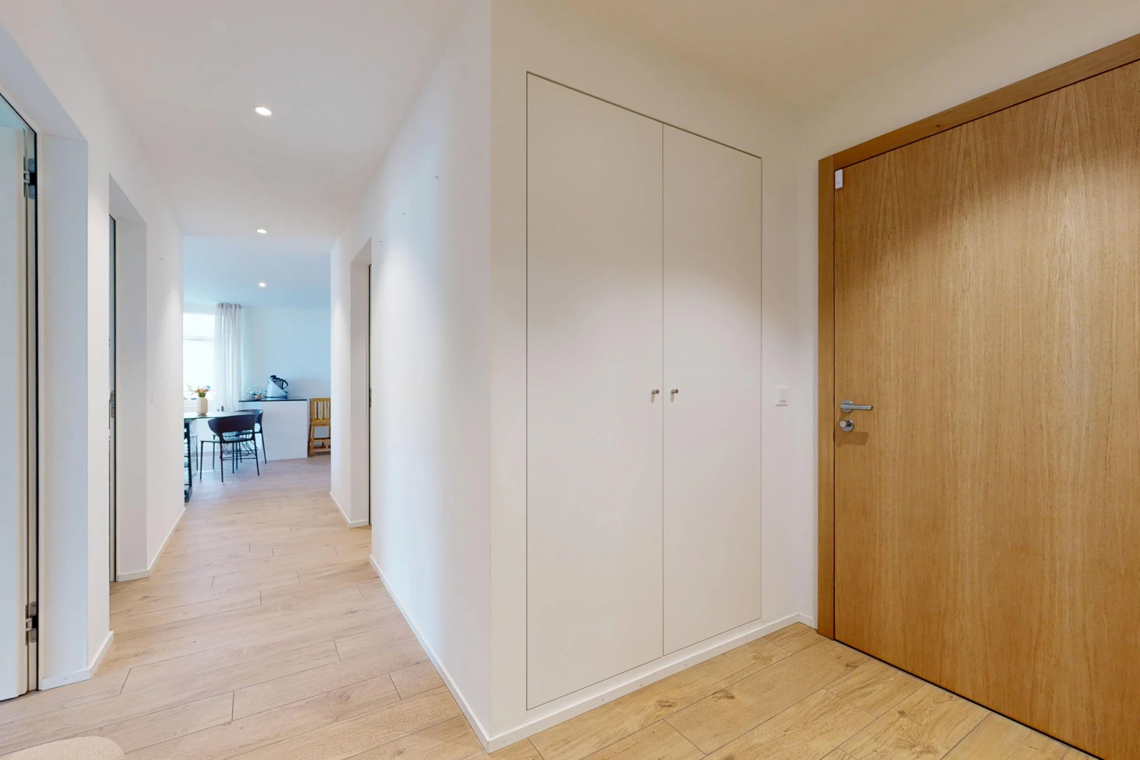 halle / korridor mit light floor, einbauleuchten, kleiderschrank, wood finish floor, und holzfußboden