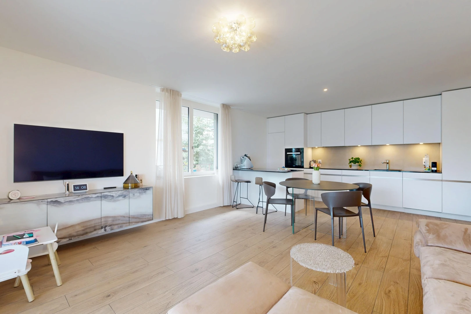 wohn- / esszimmer mit fernseher, wood finish floor, holzfußboden, drywall, und gipskartonwand