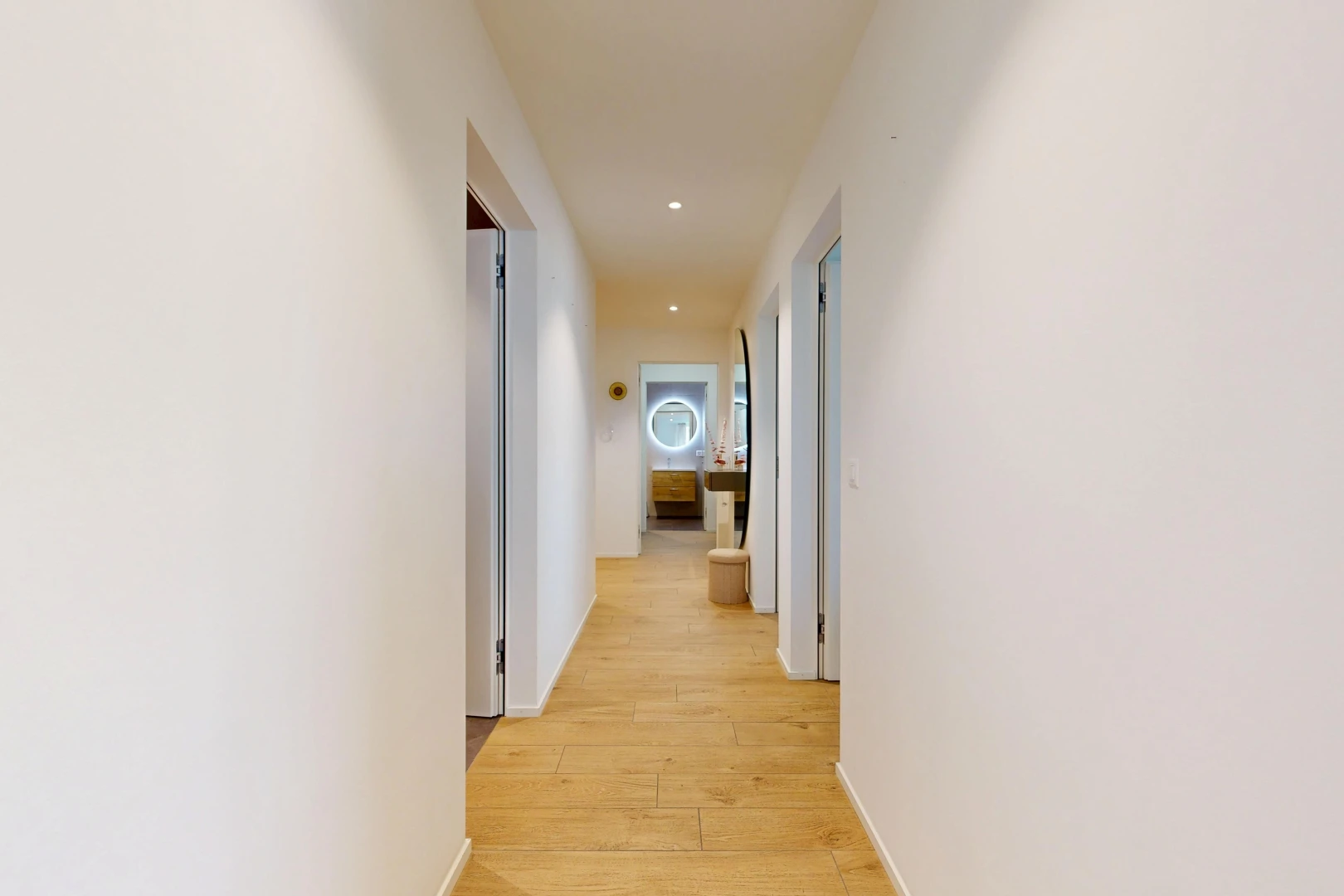halle / korridor mit light floor, drywall, gipskartonwand, wood finish floor, und holzfußboden