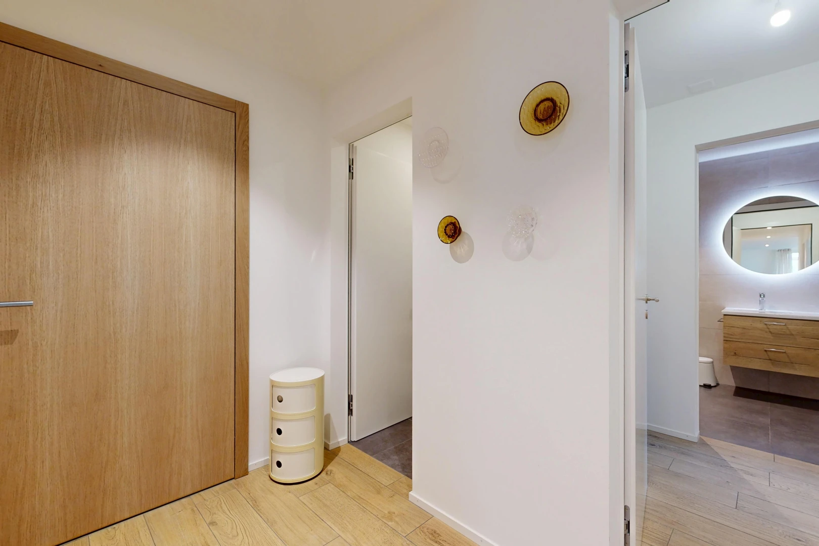 halle / korridor mit gipskartonwand, drywall, light floor, holzfußboden, und wood finish floor