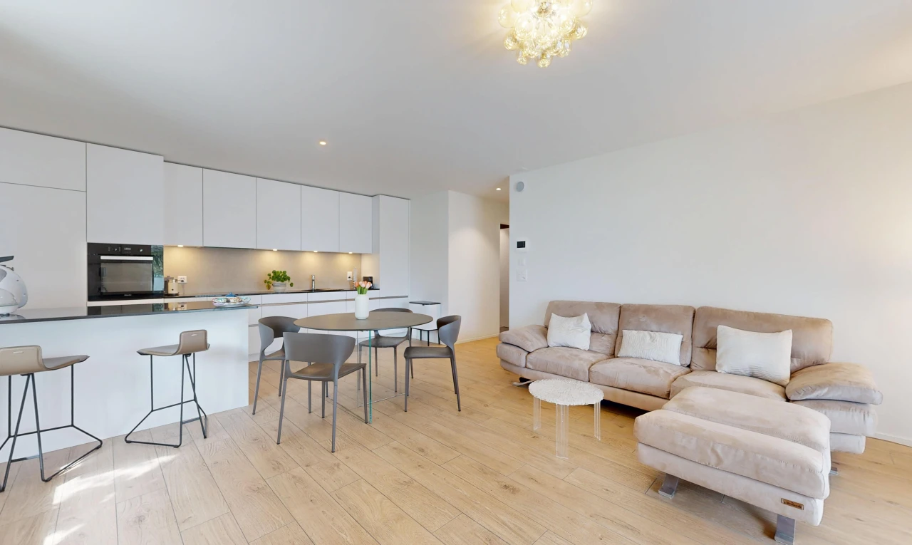 wohn- / esszimmer mit light floor, wood finish floor, holzfußboden, drywall, und gipskartonwand