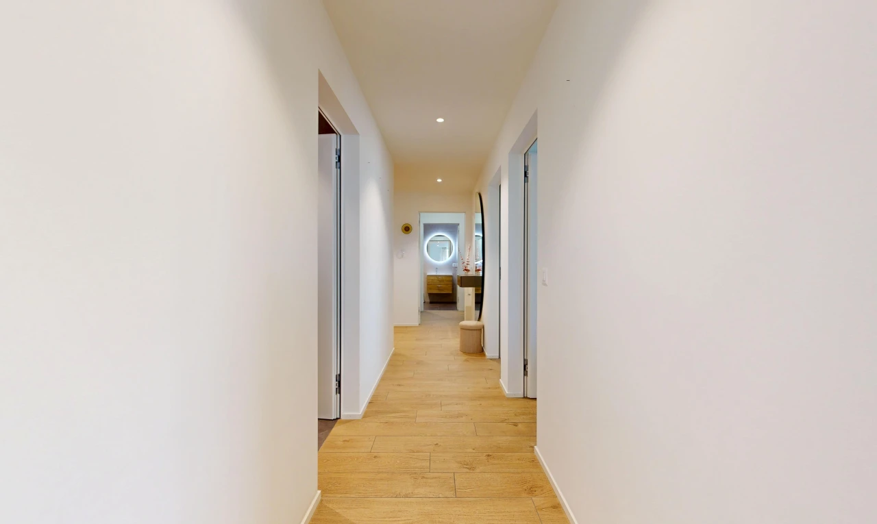 halle / korridor mit light floor, drywall, gipskartonwand, wood finish floor, und holzfußboden