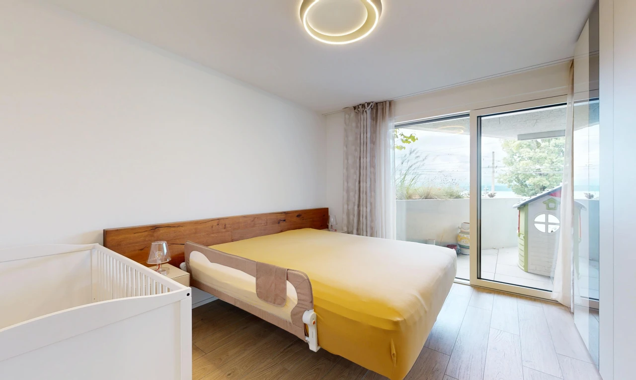 zimmer / schlafzimmer mit außenzugang, wood finish floor, holzfußboden, drywall, und gipskartonwand