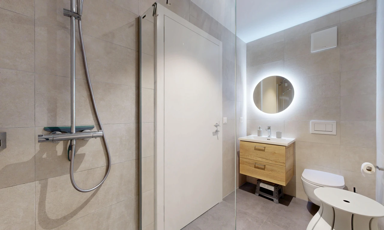 bad mit spiegel, komplettes badezimmer, dusche, tile wall, und fliesenwand